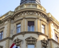 Bandeira croata em prédio público.