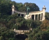Estátua St. Gellért, no alto da colina.