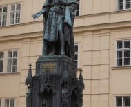 Estátua de Carlos IV, na praça Cavaleiros da Cruz no Klementinum.
