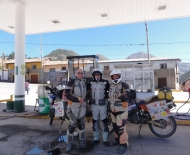 Rápida troca de experiências com motociclistas alemães em Urcos.
