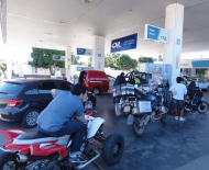 Gasolina na Argentina, com paciência.