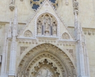Estátuas neogótica no portal da Catedral.