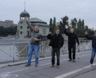 Em Praga os amigos entraram na onda do Number One, as margens do Rio Vltava.