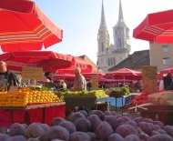 Fabuloso Mercado da Rua Dolác - Guarda-chuvas e Catedral ao fundo.
