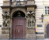 Estátuas de Matthias Braun, num dos portal do Palácio Claus-Galles, 1714.