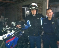 Amigo James recebendo a motoca do Oficial Villegas na Comisaria em Mendoza.